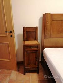 Camera da letto antica in noce
