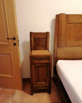 Camera da letto antica in noce