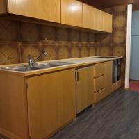 CUCINA IN LEGNO CON ELETTRODOMESTICI