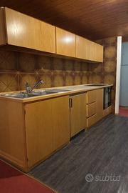 CUCINA IN LEGNO CON ELETTRODOMESTICI