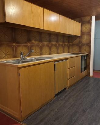 CUCINA IN LEGNO CON ELETTRODOMESTICI