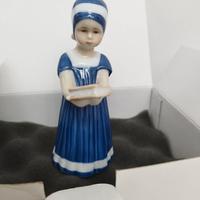 Statuina Elsa con Libro marca Royal Copenhagen