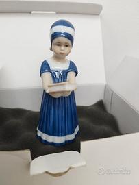 Statuina Elsa con Libro marca Royal Copenhagen