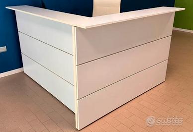 Bancone reception ad angolo con ampia scrivania
