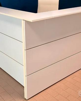 Bancone reception ad angolo con ampia scrivania