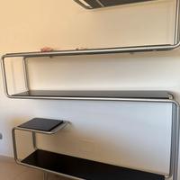 Libreria di design in legbo e alluminio elegante