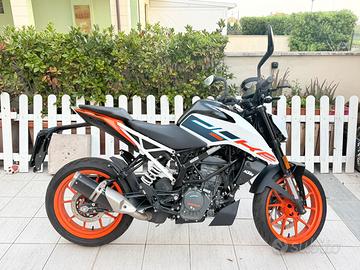 KTM Duke 125 2024 – 856 km – pari al nuovo