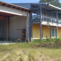 Piazzale con capannoni