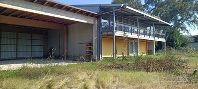 Piazzale con capannoni