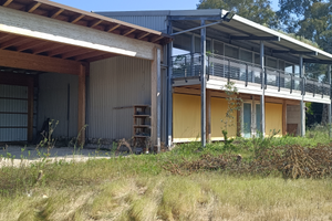 Piazzale con capannoni