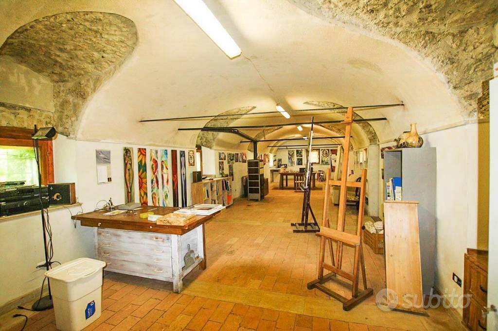 Rustico / Casale di 750 m² con più di 5 locali a P - Vista 3