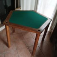 Tavolo da gioco esagonale in legno e stoffa.