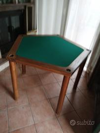 Tavolo da gioco esagonale in legno e stoffa.