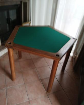 Tavolo da gioco esagonale in legno e stoffa.