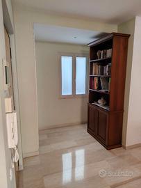 Armadio grande con vetrina con tavolo e 4 sedie