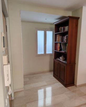 Armadio grande con vetrina con tavolo e 4 sedie