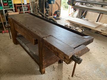 Antico banco da falegname restaurato
