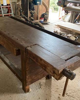 Antico banco da falegname restaurato