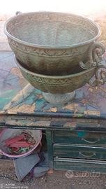 COPPIA DI VASI IN METALLO BRONZATO E INCISO INTEGR