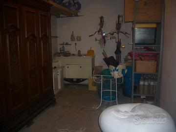 Cantina ripostiglio via Giolitti Trani