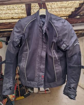 giubotto motociclista con protezioni