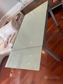 Tavolo con top vetro temperato