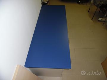 UnRipianoDiUnaScrivaniaTavoloInLegnoPerCasaoUffici