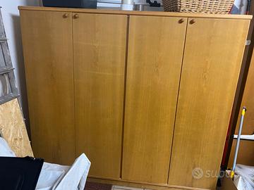 Armadio in legno  quattro ante