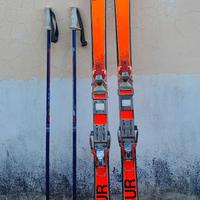 vecchi sci da alpinismo con accessori scarponi