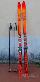 vecchi sci da alpinismo con accessori scarponi