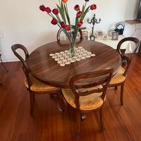 Tavolo da pranzo in legno artigianale antico