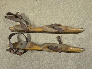 vecchi pattini in legno da velocità