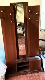 Appendi abiti con specchio e mobile bagno