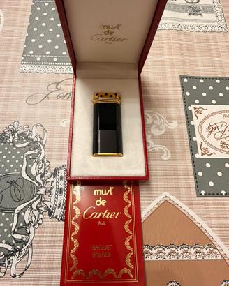 Accendino Must de Cartier vintage lacca nera e oro