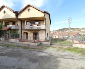 VILLA A SCHIERA D'ANGOLO A LUZZI