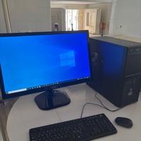 Pc fisso, compreso di monitor e mouse e tastiera