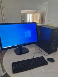 Pc fisso, compreso di monitor e mouse e tastiera