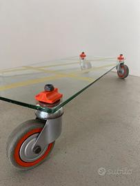 Tavolino di cristallo con ruote