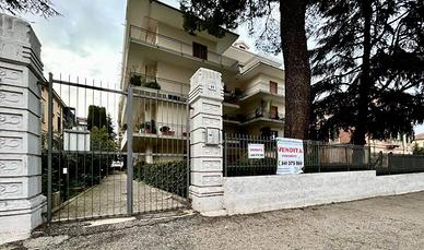 Appartamento di 236 m² con più di 5 locali e box a