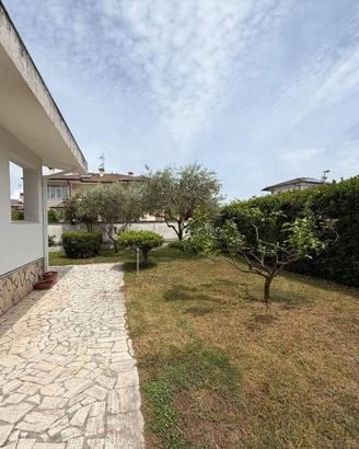 Villa di 165 m² con 4 locali e posto auto a Sabaud