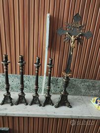 Candelabri e crocifisso in bronzo antichi