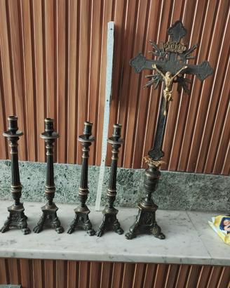 Candelabri e crocifisso in bronzo antichi