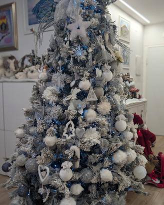 Albero di Natale innevato