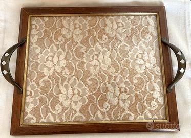 Vassoio vintage in legno, vetro e inserto in pizzo