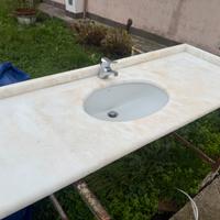 Lastra in marmo con lavandino e miscelatore