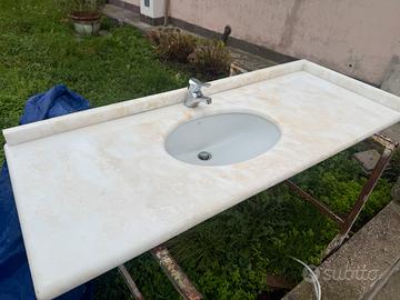 Lastra in marmo con lavandino e miscelatore