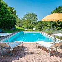 Casa con piscina nel bosco in montagna