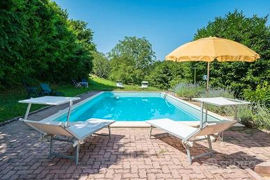 Casa con piscina nel bosco in montagna
