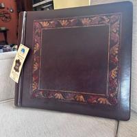 Album fotografico marrone con corniche con foglie