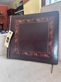 Album fotografico marrone con corniche con foglie